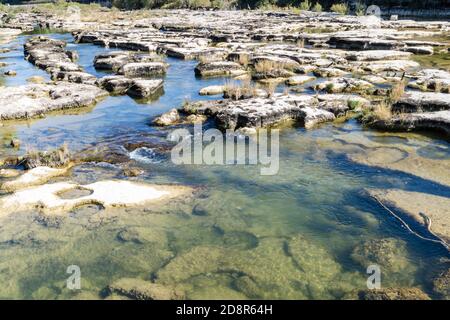 Impressionante formazione rocciosa nel fiume Ain al villaggio di Pont de Poitte , Giura in Francia Foto Stock