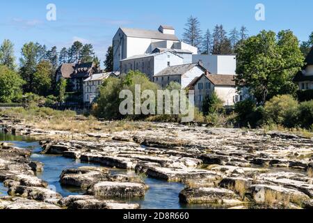 Impressionante formazione rocciosa nel fiume Ain al villaggio di Pont de Poitte , Giura in Francia Foto Stock