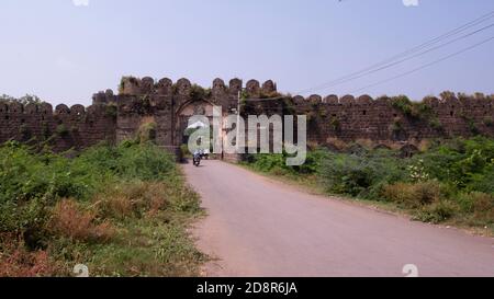 Una lunga vista del forte Kalaburagi cancello d'ingresso 14 ° secolo forte a Kalaburagi, Kalaburagi, Karnataka/India-Ottobre, 30.2020 Foto Stock