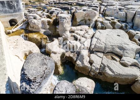 Impressionante formazione rocciosa nel fiume Ain al villaggio di Pont de Poitte , Giura in Francia Foto Stock