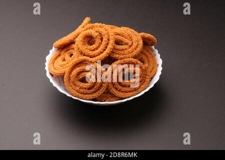 Indiano tradizionale tè tempo snack Chakli, uno spuntino fritto profondo, è noto come Chakali, Murukku, Muruku, Murkoo, Chakri. Foto Stock
