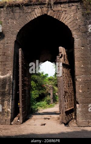 Vista del forte Kalaburagi cancello d'ingresso posteriore e porta isolata, Kalaburagi, Karnataka/India-Ottobre, 30.2020 Foto Stock