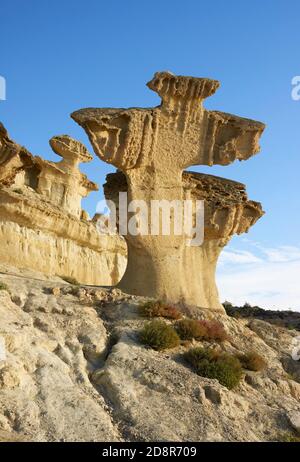 Formazioni geologiche di sabbia di Bolnuevo, situate sulla costa del comune di Mazarron nella regione di Murcia, Spagna. Foto Stock