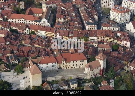VISTA AEREA. Château d'Annecy (ora museo) che domina la città vecchia. Haute-Savoie, Auvergne-Rhône-Alpes, Francia. Foto Stock