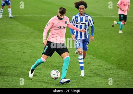 Gerard Pique del FC Barcelona e Tomas Tabares del CD Alaves durante il campionato spagnolo la Liga partita di calcio tra CD Alaves e FC Barcelon C. Foto Stock