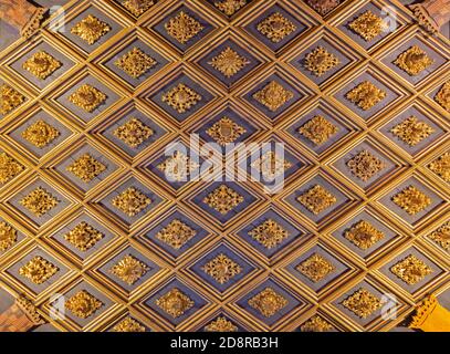 Saragozza, Spagna - 2 Marzo 2018: il soffitto intagliato in stile mudejar La Castillo de la Aljafería palace. Foto Stock