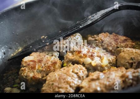 Colpo di closeup di polpette cotte in salsa Foto Stock