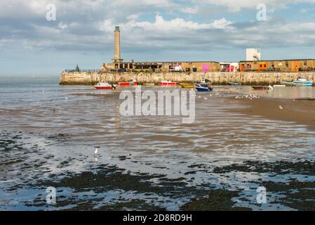 Margate Harbour Arm, Margate, Kent, Inghilterra a bassa marea in estate. Foto Stock