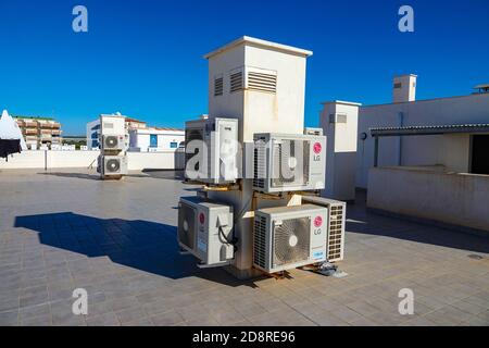 LG unità di aria condizionata sul tetto della condominio, la Mata, Torrevieja, Costa Blanca, Spagna, inverno, sole invernale, destinazione Foto Stock