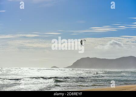 Il kitesurf/kiteboarding è uno sport popolare nel Giardino di Eden, Sedgefield, Garden Route, Sud Africa Foto Stock