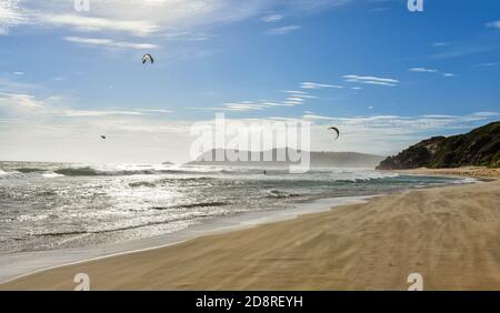 Il kitesurf/kiteboarding è uno sport popolare nel Giardino di Eden, Sedgefield, Garden Route, Sud Africa Foto Stock