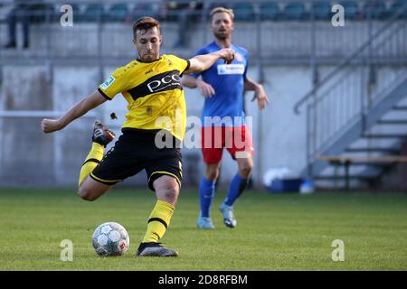 Duisburg, Germania. Firo: 31.10.2020 Calcio, Regionalliga Ovest, stagione 2020/2021 VfB Homberg - Wuppertaler SV Pierre Nowitzki (VfB Homberg) goalschuvu | usage worldwide Credit: dpa/Alamy Live News 2020 Foto Stock