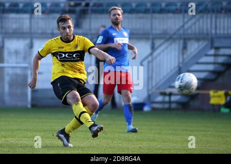 Duisburg, Germania. Firo: 31.10.2020 Calcio, Regionalliga Ovest, stagione 2020/2021 VfB Homberg - Wuppertaler SV Pierre Nowitzki (VfB Homberg) goalschuvu | usage worldwide Credit: dpa/Alamy Live News 2020 Foto Stock