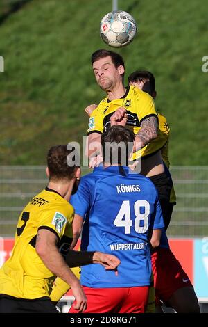 Duisburg, Germania. Firo: 31.10.2020 Calcio, Regionalliga Ovest, Stagione 2020/2021 VfB Homberg - Wuppertaler SV Danny Rankl (7, VfB Homberg) header | usage worldwide Credit: dpa/Alamy Live News 2020 Foto Stock