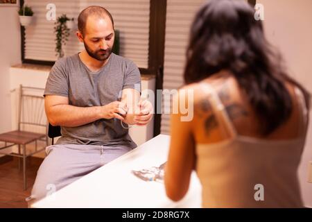 L'uomo e la donna che usano narcotici pericolosi a causa di problemi sociali. L'abuso di anfetamine con effetti collaterali soffre di dolore che fa convulsioni, disastro sociale ed epidemia di tossicodipendenza. Foto Stock