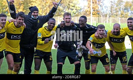 Duisburg, Germania. 31 ottobre 2020. Firo: 31.10.2020 Calcio, Regionalliga Ovest, stagione 2020/2021 VfB Homberg - Wuppertaler SV la squadra di Homberg celebra giustamente la vittoria del 2-1. | utilizzo in tutto il mondo credito: dpa/Alamy Live News Foto Stock