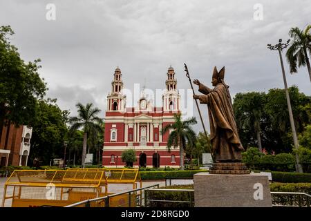 Vista della famosa chiesa della Cattedrale del Sacro cuore vicino Connaught Place nel centro di Delhi. Foto Stock