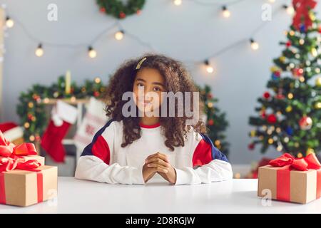 Ragazza afroamericana che guarda la videocamera che ha una videochiamata o una registrazione Vlog di Natale Foto Stock