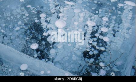 Ghiaccio unico con bolle lago Baikal. Russia. Foto Stock