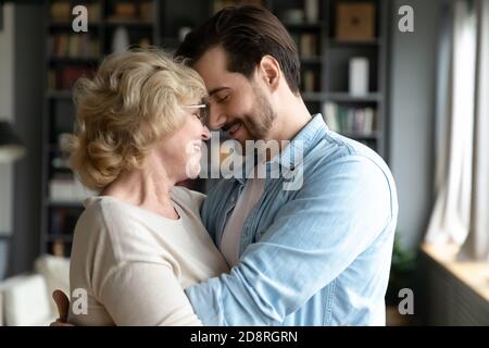 Amorevole madre di mezza età sentirsi grato per crescere figlio. Foto Stock