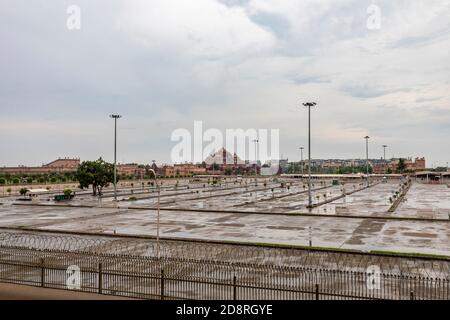 Una vista grandangolare del parcheggio vuoto fuori del famoso tempio Akshardham a Nuova Delhi. Foto Stock