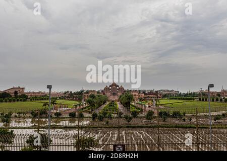 Una vista grandangolare del famoso tempio Akshardham a Nuova Delhi. Foto Stock