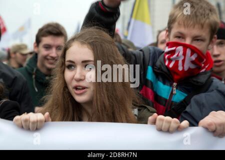 Mosca, Russia. 4 novembre 2013 UNA ragazza partecipa alla marcia nazionalista russa nel distretto di Lyulino a Mosca, in Russia Foto Stock