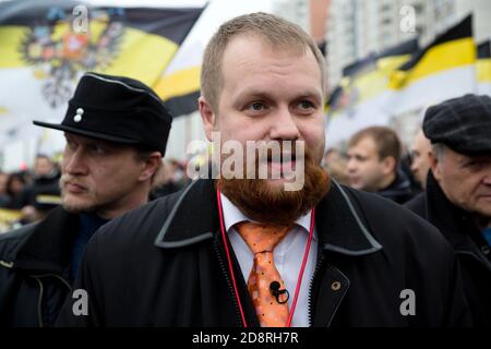 Mosca, Russia. 4 novembre 2013 uno degli organizzatori della 'marcia russa' - Dmitry Demushkin prende parte alla processione della 'marcia russa' nel distretto di Biryulyovo di Mosca, Russia Foto Stock
