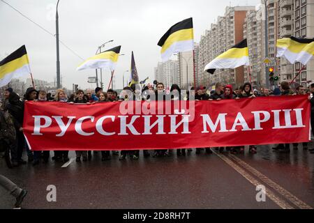 Mosca, Russia. Il 4 novembre 2013 i giovani di mentalità nazionalista detengono bandiere imperiali e una bandiera che recita "la marcia russa" durante la marcia nazionalista annuale nel distretto di Lyublino a Mosca, in Russia Foto Stock