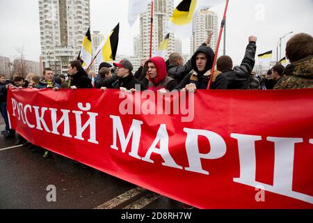 Mosca, Russia. Il 4 novembre 2013 i giovani di mentalità nazionalista detengono bandiere imperiali e una bandiera che recita "la marcia russa" durante la marcia nazionalista annuale nel distretto di Lyublino a Mosca, in Russia Foto Stock