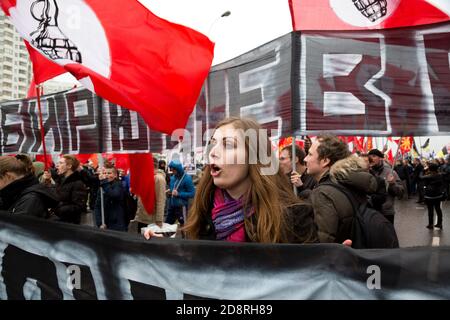 Mosca, Russia. 4 novembre 2013 UNA ragazza grida slogan contro un poster che recita 'Biryulyovo partecipa' al raduno annuale di movimenti nazionalisti la marcia russa nel distretto di Biryulyovo di Mosca, Russia Foto Stock
