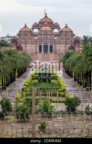 Vista del famoso tempio di Akshardham a Nuova Delhi. Foto Stock