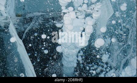 Ghiaccio unico con bolle lago Baikal. Russia. Foto Stock