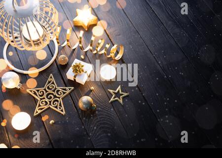 Lanterna di Natale con candela e decorazioni su legno scuro tabella Foto Stock