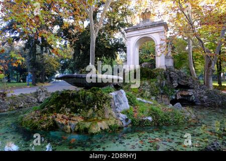 Fontana di Esculapio (Fontana del Fiocco) All'interno dei giardini di Villa Borghese a Roma Foto Stock