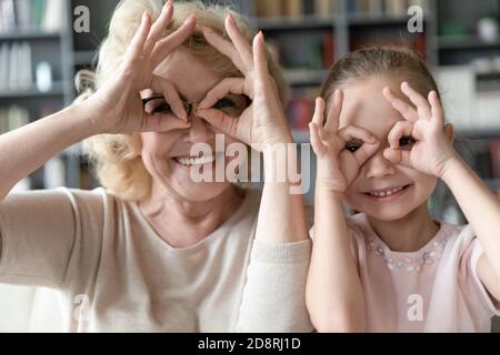 Nonna matura che si diverte con la nipote carina. Foto Stock