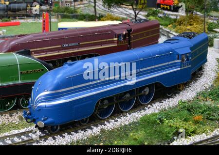 Tre locomotive modello in un varco su una ferrovia modello. Foto Stock