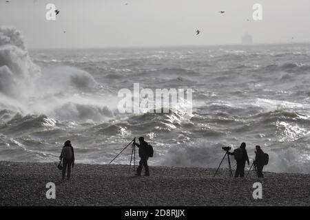 Newhaven, Regno Unito. 01 Nov 2020. I fotografi hanno allestito i loro cavalletti per catturare onde enormi che colpiscono il muro del porto di Newhaven. Credit: James Boardman/Alamy Live News Foto Stock