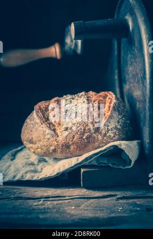 Pane rustico e sano sulla vecchia affettatrice Foto Stock