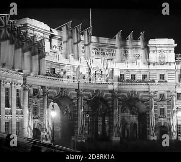 Admiralty Arch di notte, Londra, probabilmente anni '20 Foto Stock