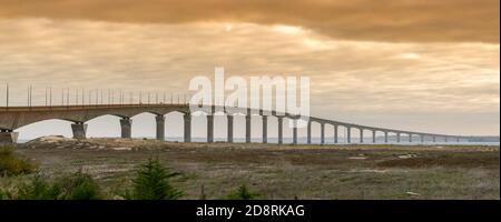 Una vista del ponte tra la Rochelle e Ile De Re nella Francia occidentale all'alba Foto Stock
