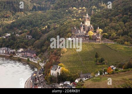 Vista di Cochem con il Reichsburg, Cochem sulla Mosella, Renania-Palatinato, Germania, Europa Foto Stock