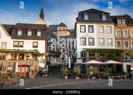 Case a graticcio nel vecchio vicolo, Romantico villaggio del vino di Beilstein sul fiume Mosella, Renania-Palatinato, Germania, Europa Foto Stock