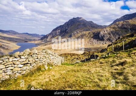 Vista sulla parete ovest di Tryfan e sulla valle di Ogwen dalle pendici inferiori di Y Garn sulle montagne del Parco Nazionale di Snowdonia, Ogwen, Gwynedd, Galles del Nord, Regno Unito Foto Stock