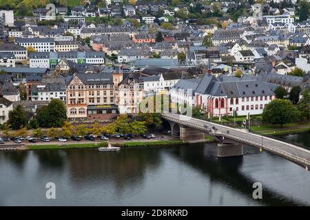 Paesaggio urbano con il fiume Mosella, Bernkastel-Kues, Valle della Mosella, Renania-Palatinato, Germania, Europa Foto Stock