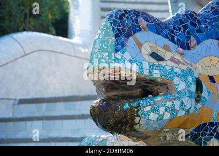 Fontana di lucertola al Parco Guell a Barcellona - Spagna . Foto Stock