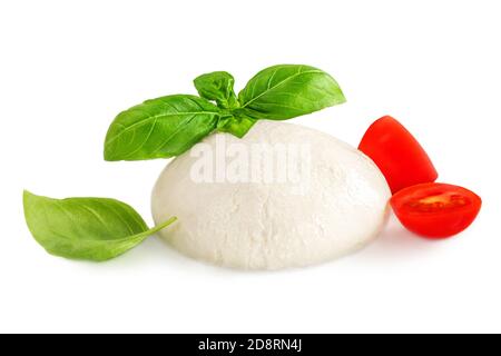 Mozzarella Buffalo isolato su sfondo bianco. Vista dall'alto. La tradizionale mozzarella italiana con foglie di basilico e pomodori da vicino Foto Stock