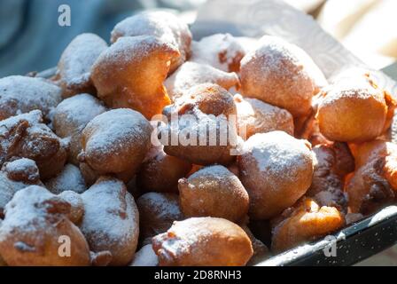 mini ciambelle rumene su un piatto Foto Stock