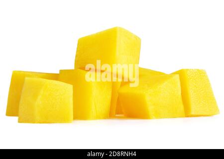 Cubetti di frutta di Mango isolati su sfondo bianco. Cibo tropicale sano. Pezzi di mango Foto Stock