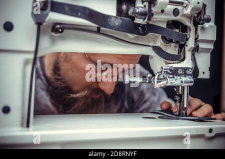 Artigiano di pelle che è appassionato di sua buisness Foto Stock